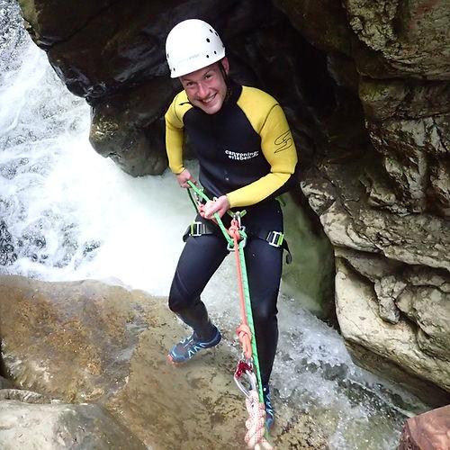 Eine Person seilt sich beim Canyoning in der Starzlachklamm ab