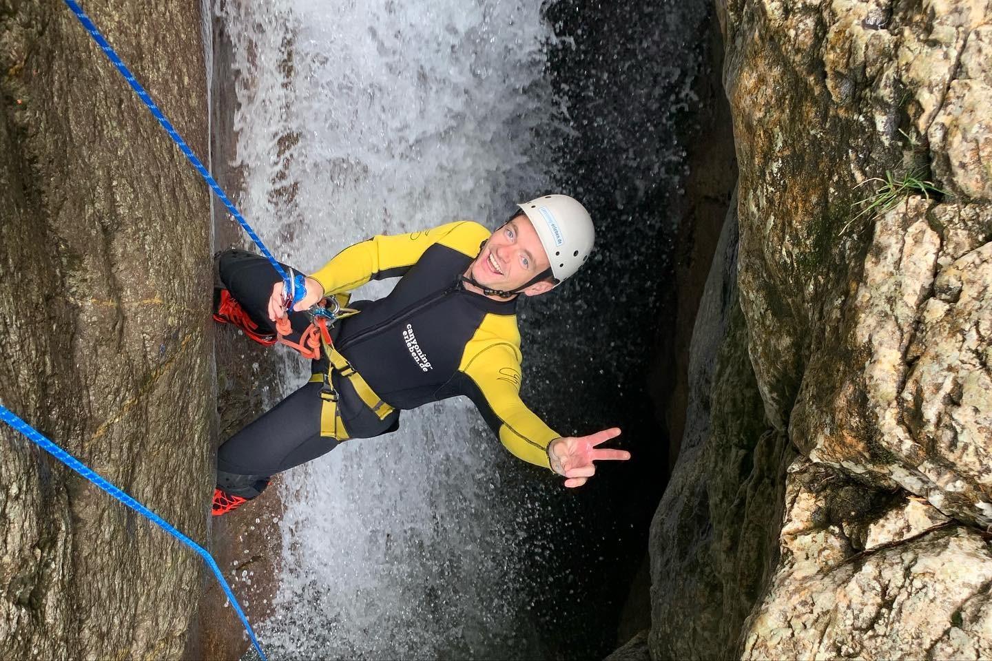 Eine Person seilt sich beim Canyoning in der Starzlachklamm ab