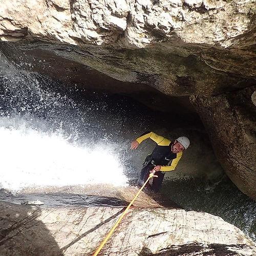 Eine Person seilt sich beim Canyoning in der Starzlachklamm ab