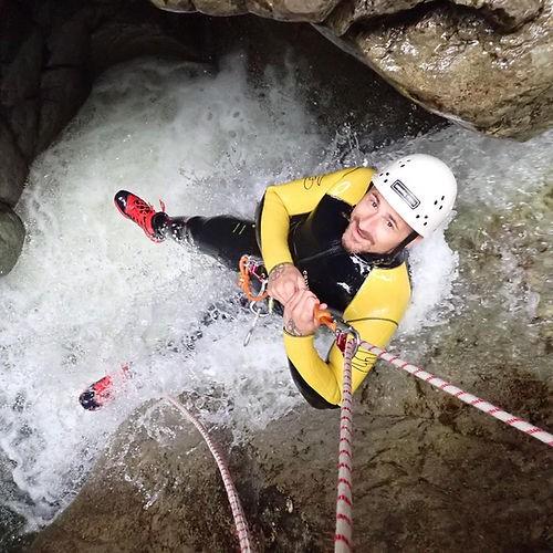 Ein Mann seilt sich beim Canyoning in der Starzlachklamm ab