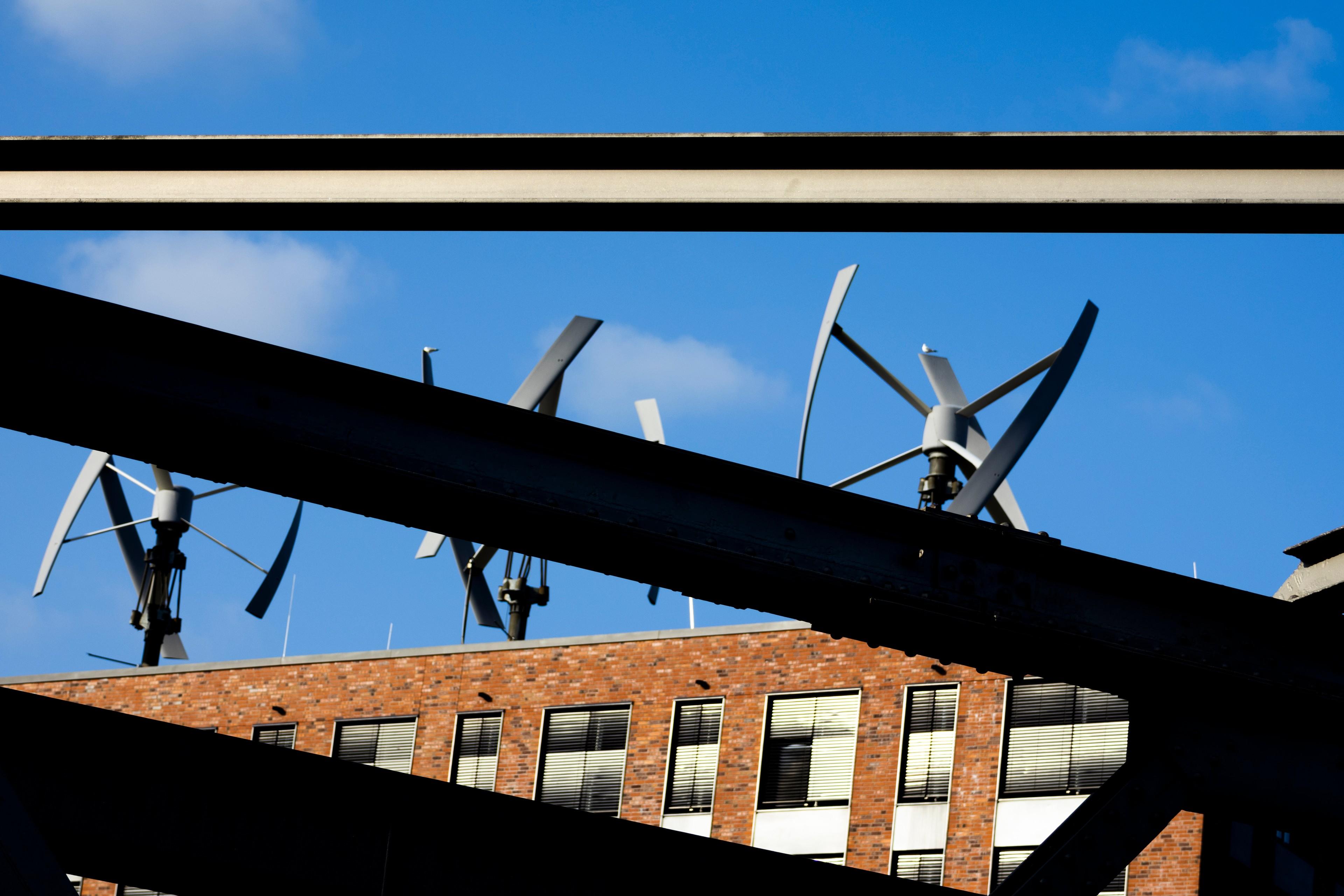 Vertikalwindräder auf einem Gebäude